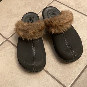 Black loafer crocs with faux fur